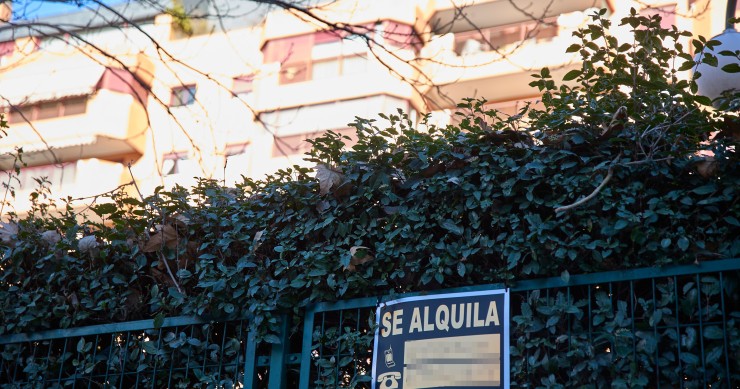 Archivo - Un cartel de alquiler de vivienda. 