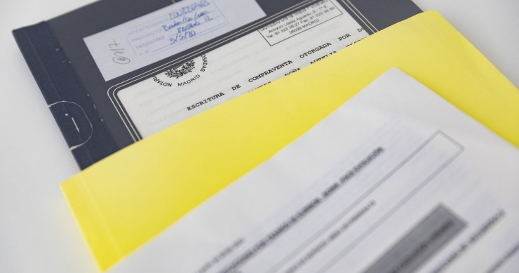 Archivo - Documentación para la firma de una hipoteca, a 15 de marzo de 2023, en Madrid (España). El Euríbor a 12 meses, el índice al que están referenciadas la mayoría de hipotecas variables en España, cayó ayer al 3,509\% en su tasa diaria, si bien la t