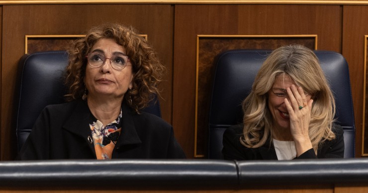 La vicepresidenta primera y ministra de Hacienda, María Jesús Montero (i) y la vicepresidenta segunda y ministra de Trabajo, Yolanda Díaz (d), durante un pleno en el Congreso de los Diputados, a 12 de marzo de 2025, en Madrid (España). 
