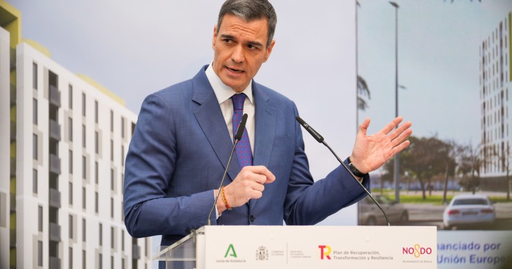 El presidente del Gobierno, Pedro Sánchez, interviene en el acto de entrega de llaves de viviendas de alquiler asequible este lunes en Sevilla.