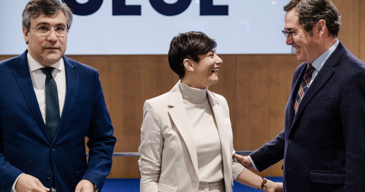 (I-D) El presidente de la CNC, Pedro Fernández Alén; la ministra de Vivienda y Agenda Urbana, Isabel Rodríguez, y el presidente de la CEOE, Antonio Garamendi, durante la asamblea general de la CNC