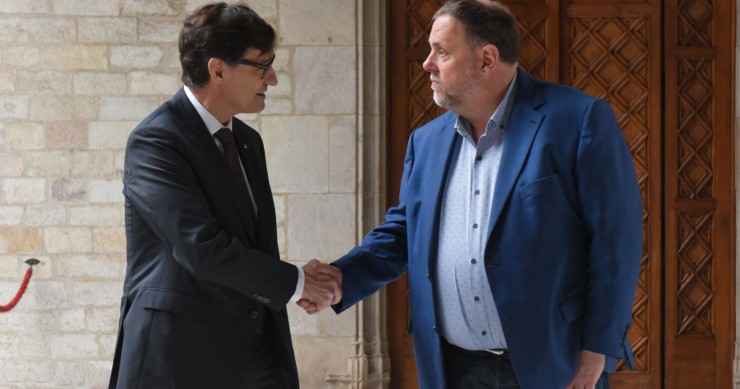 El president de la Generalitat, Salvador Illa, i el president d?ERC, Oriol Junqueras, al Palau de la Generalitat, en una imatge d?arxiu.