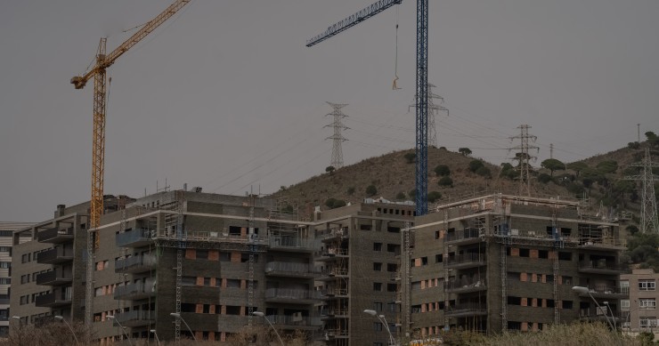 Archivo - Viviendas en construcción, a 8 de abril de 2024, en Barcelona