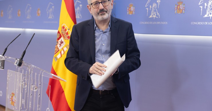 El portavoz económico de Sumar, Carlos Martín, durante una rueda de prensa del grupo plurinacional Sumar, en el Congreso de los Diputados, a 5 de marzo de 2024, en Madrid (España).