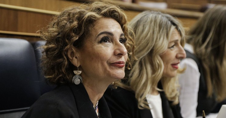 (I-D) La vicepresidenta primera y ministra de Hacienda, María Jesús Montero, y la vicepresidenta segunda y ministra de Trabajo, Yolanda Díaz