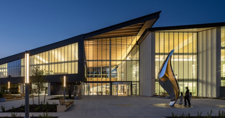 Diseñado por HCMA, el təməsew̓txʷ Aquatic and Community Centre está situado en la ciudad de New Westminster (Columbia Británica, Canadá).
