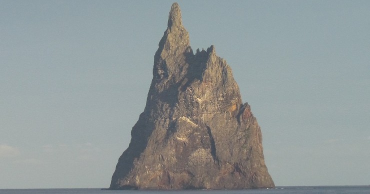 La forma colosal de la Pirámide de Ball tiene una altura de 572 metros sobre el nivel del mar.