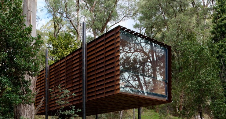Diseñada por Robbie Walker, Sawmill Treehouse se encuentra cerca de la estación de esquí de Mount Buller, en los Alpes de Victoria (Australia).