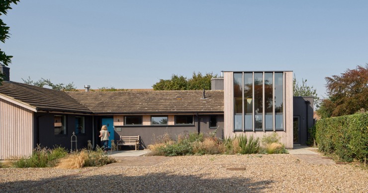 El estudio británico Mole Architects ha transformado y ampliado la Stone’s Throw, llamada así por su cercanía al mar.