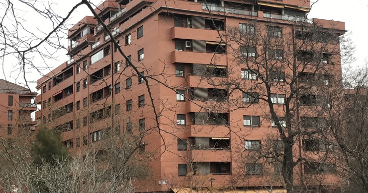 Bloque de viviendas de un edificio de ladrillo caravista