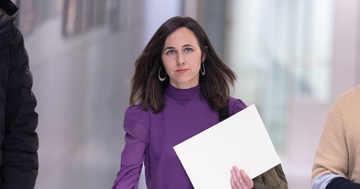 La portavoz de Podemos en el Congreso, Ione Belarra, llega a una rueda de prensa anterior a la Junta de Portavoces, en el Congreso de los Diputados, a 18 de marzo de 2025, en Madrid (España).