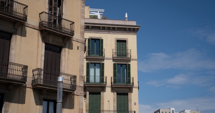 El esfuerzo de los hogares para la compra de vivienda cae al cierre de 2024, pero sigue por encima del 30% Archivo - Fachada de un edificio.