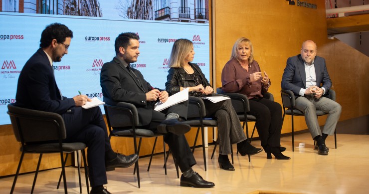 (i-d) El moderador del encuentro, el director de la Cátedra UNESCO de Vivienda de la Universidad Rovira i Virgilí, Héctor Simón, la directora gerente del Colegio Oficial de Arquitectos de Madrid (COAM), Ángela Baldellou la presidenta del Colegio de Admini