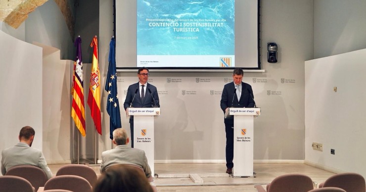 El Govern balear quiere aprobar este viernes el decreto de contención turística sin la subida de la tasa Archivo - El vicepresidente del Govern, Antoni Costa, y el conseller de Turismo, Jaume Bauzà, cuando presentaron las medidas de contención.