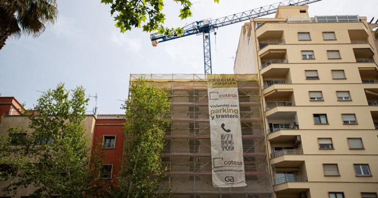 Un cartel de viviendas en venta, a 15 de abril de 2024, en Palma de Mallorca, Mallorca, Baleares (España)