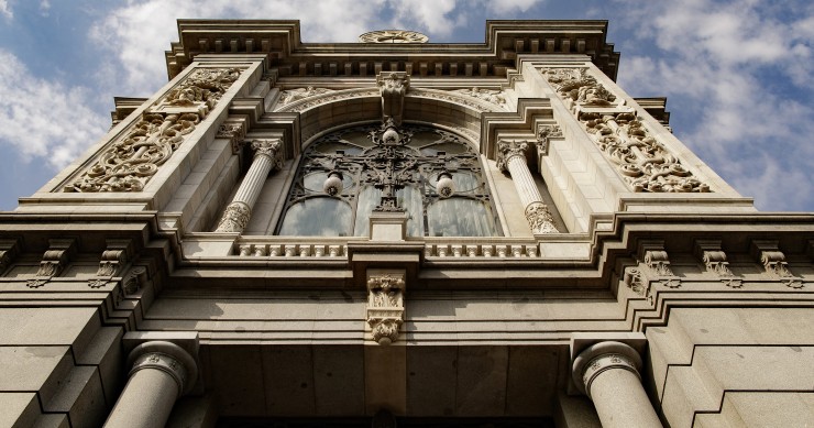 Fachada del edificio del Banco de España situada en la confluencia del Paseo del Prado y la madrileña calle de Alcalá.