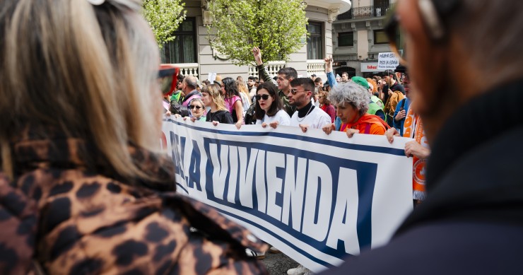 Decenas de personas durante una manifestación por la vivienda, desde Atocha, a 5 de abril de 2025, en Madrid (España). 