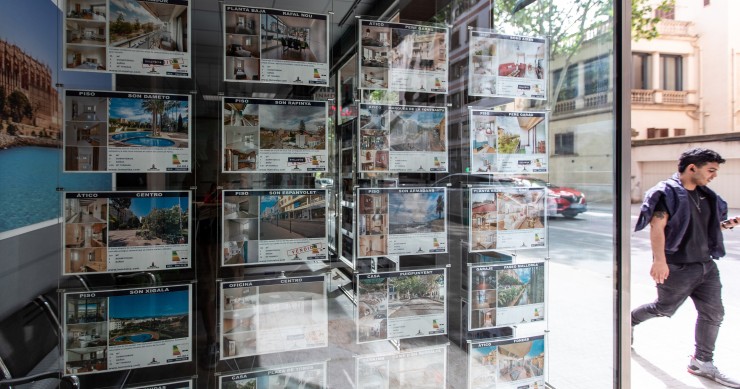 Archivo - Anuncios de viviendas en venta en una inmobiliaria.