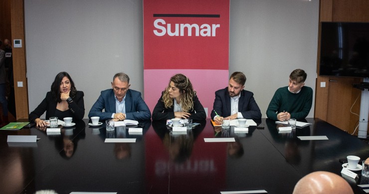 La coportavoz de Sumar, Lara Hernández, flanqueda por el portavoz parlamentario de IU, Enrique Santiago (i), y el portavoz de Vivienda, Alberto Ibáñez (d), de Compromis