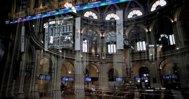 Los gestores de fondos se preparan para un enfriamiento de la economía mundial liderado por EE.UU. Archivo - Valores del Ibex 35 en el Palacio de la Bolsa de Madrid, a 6 de septiembre de 2021, en Madrid (España).