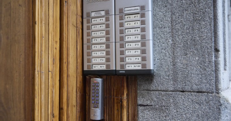 Archivo - Telefonillo de un bloque de viviendas, a 29 de octubre de 2024, en Madrid (España). Almeida, ha informado este martes, 29 de octubre, que presentará en dos semanas el Plan Especial de Protección del Ámbito Residencial en la Ciudad de Madrid con 