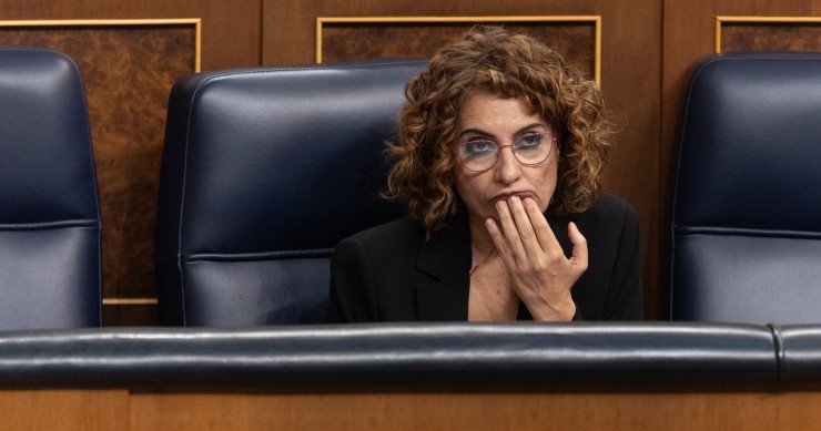 Hacienda ampliará hasta 20 años el plazo de amortización de préstamos a los ayuntamientos más endeudados La vicepresidenta primera y ministra de Hacienda, María Jesús Montero, durante una sesión de control al Gobierno, en el Congreso de los Diputados, a 9 de abril de 2025, en Madrid (España).