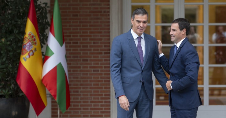 Archivo - El presidente del Gobierno, Pedro Sánchez (i), recibe al lehendakari Imanol Pradales (d), en el Complejo de La Moncloa, a 20 de septiembre de 2024, en Madrid (España).