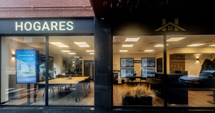 La compraventa de vivienda por extranjeros creció un 6,4% el pasado año, hasta las 93.000 unidades Archivo - Una inmobiliaria, a 16 de octubre de 2024, en Madrid (España).