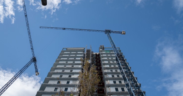 La actividad de la construcción en la eurozona baja un 0,5% en febrero y un 0,4% en la Unión Europea Archivo - Varias grúas en una zona de obras, a 31 de diciembre de 2022, en Barcelona, Cataluña (España).