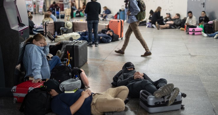 Decenas de personas se refugian en la estación de tren de Atocha, Madrid, donde pasarán la noche tras el apagón eléctrico en España, el 28 de abril de 2025.