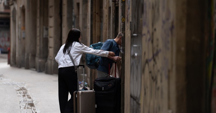 Archivo - Dos turistas con maletas en el centro de Barcelona