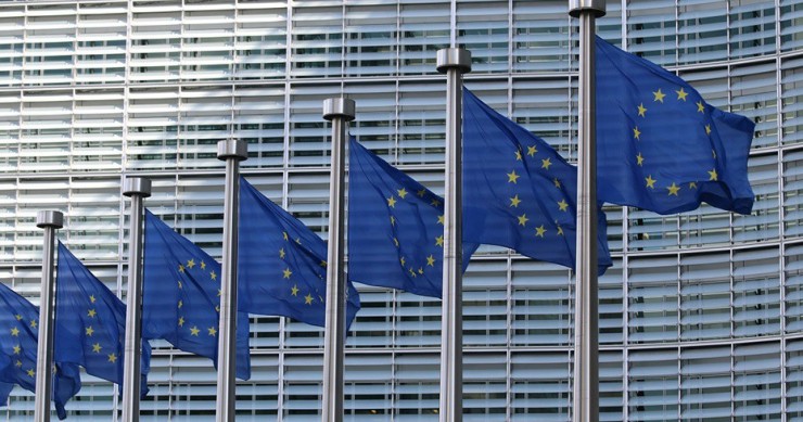 El TJUE avala "en principio" y con reservas el cobro de una comisión de apertura en préstamos hipotecarios Archivo - Banderas de la Unión Europea (UE).