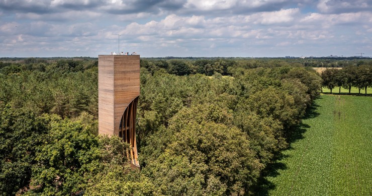 La torre Watchtower Einderheide ha sido diseñada por el estudio NEXT Architects en el bosque de Einderheide (Países Bajos).