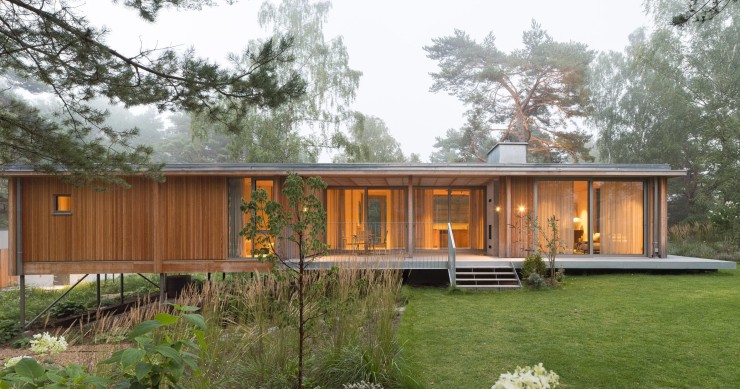 Diseñada por Johan Sundberg Arkitektur, la casa Yngsjö se ubica en la localidad sueca homónima, a las orillas del mar Báltico.