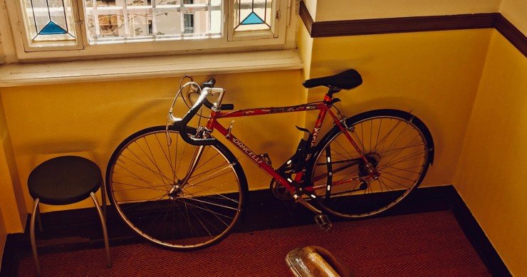 Bicicleta en la escalera de un edificio, un ejemplo del uso indebido de las zonas comunes