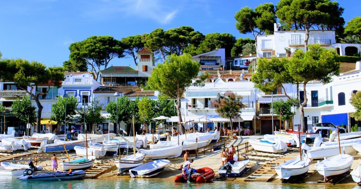 Real estate agents and associations are concerned about the agreement on the regulation of seasonal rentals in Catalonia.
