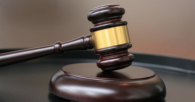 Mazo de juez sobre una mesa de tribunal