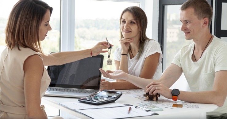 ¿Quién paga los suministros hasta que se cambia de titularidad tras una compraventa?