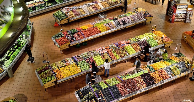 Interior de un supermercado en España con frutas y verduras a la venta