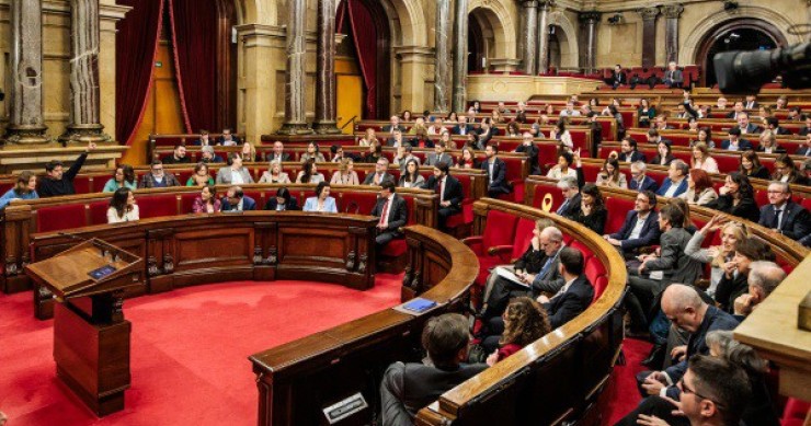 El Parlament catalán avala el decreto de la tasa turística y aprueba tramitarlo como proyecto de ley Archivo - Votación en el pleno del Parlament de Catalunya