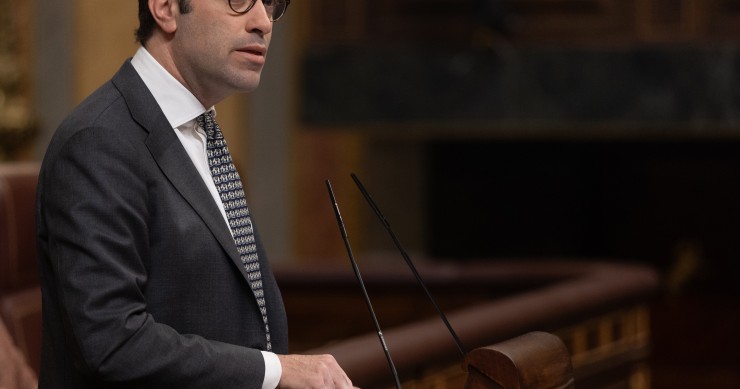 El ministro de Economía, Carlos Cuerpo, interviene durante una sesión plenaria en el Congreso de los Diputados, a 9 de abril de 2025, en Madrid (España). 
