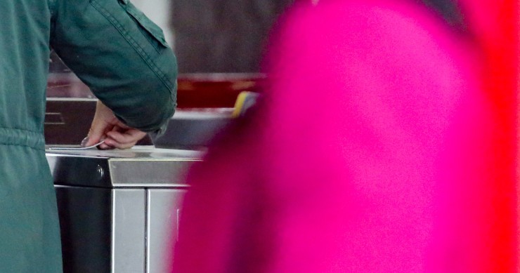 Fedea pide un plazo de 3 años para que entren en vigor las 37,5 horas y eliminar el tope legal de horas extra Archivo - Un trabajador pasa su tarjeta para fichar
