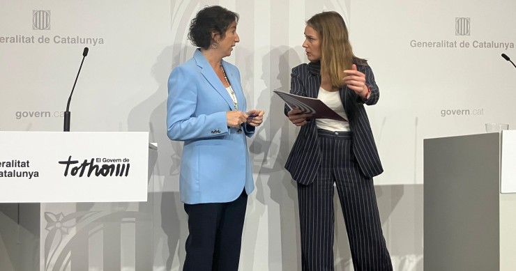 La consellera de Economía y Finanzas de la Generalitat, Alícia Romero, y la líder de Comuns, Jéssica Albiach.