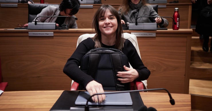 La vicepresidenta tercera del Gobierno de Navarra y consejera de Vivienda, Juventud y Políticas Migratorias, Begoña Alfaro, en el Parlamento de Navarra.
