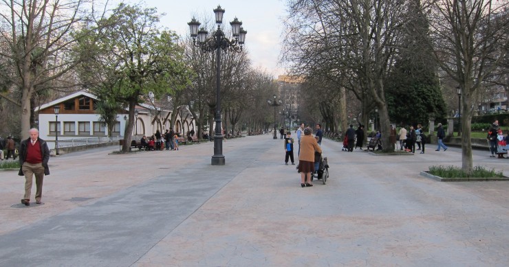 Archivo - Jubilados paseando en Oviedo