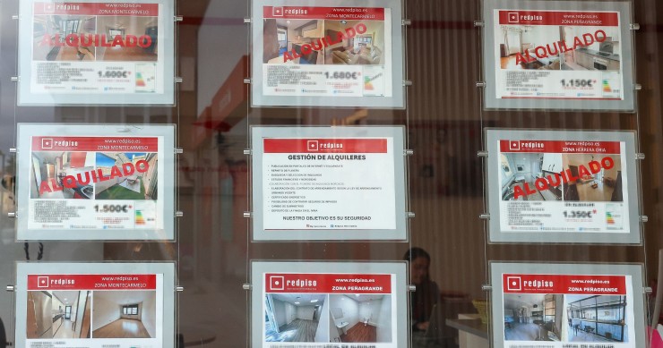 Archivo - Anuncios en una inmobiliaria. 