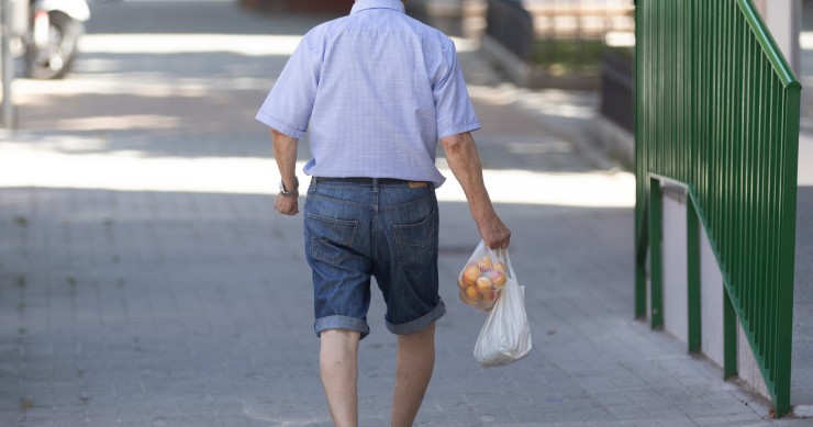 El gasto en pensiones sube un 6,3% en mayo, hasta la cifra récord de 13.532 millones de euros Archivo - Un pensionista caminando por la calle