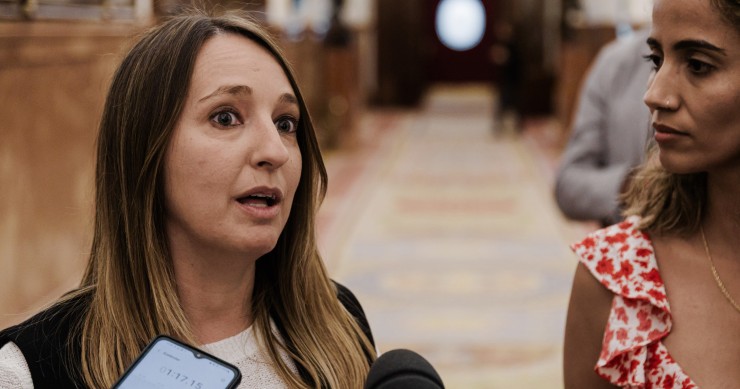 Sumar y ERC proponen en el Congreso impulsar la vivienda cooperativa con ayudas fiscales y económicas La diputada de ERC Etna Estrems (i) y la diputada de Sumar Tesh Sidi (d) atienden a los medios a su llegada a un pleno en el Congreso de los Diputados, a 27 de mayo de 2025, en Madrid (España).