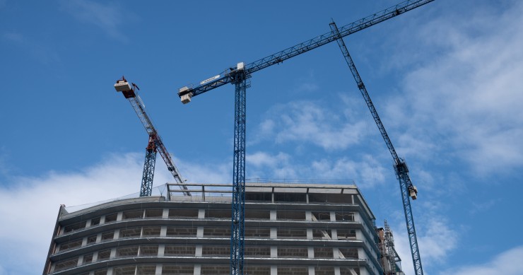 Archivo - Imagen de un edificio en construcción.