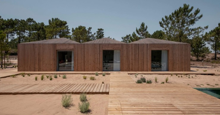 La Casa Donavan la forman un conjunto de cabañas diseñadas por PIMAA Architects en la localidad de Comporta (Portugal).